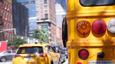 New York Manhattan caddesinde sarı okul otobüsü, şehir yolunda okul otobüsü kamyonu. Çocuk eğitim ve ulaşım, ABD. Amerikan okul servisi geri görüş. Taksi, Chelsea Bulvarı 10 numara, ABD.