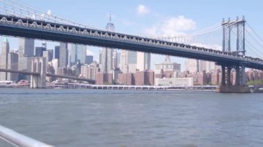 Feribot ile New York City şehir merkezinin silueti. Manhattan ve Brooklyn köprüsü. Feribottan Dünya Ticaret Merkezi gökdelenine. Doğu nehri kıyısı manzarası, nehir kenarındaki binalar, ABD.