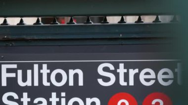 New York metro tabelası, Fulton Caddesi metro istasyonu. Metropolitan giriş çiti, yolcu taşımacılığı çıkışı. NYC, Birleşik Devletler şehir merkezinde. Manhattan finans sektörü.