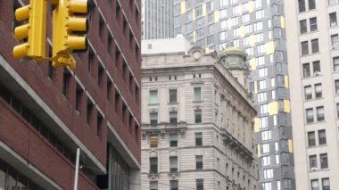 New York Şehri Su Sokağı kavşağı, sarı trafik ışığı, ulaşım yolu kavşağı, Birleşik Devletler. NYC Manhattan, şehir merkezindeki finans sektörü. Yükselen gökdelenler. Old Slip, Hanover Meydanı.