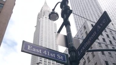 New York Şehri kavşağı, yol kavşağı tabelası. Chrysler binası, Midtown bölgesi, Lex av, NYC, ABD. Yükselen gökdelen mimarisi, Lexington Bulvarı köşe metin yol işareti