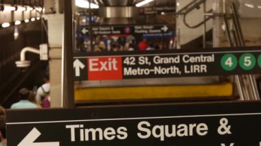 New York metro istasyonu içi, yeraltı metro platformu. Birleşik Devletler metro taşımacılığı. Demiryolu merkezi, yolcu trafiği kavşağı. Times Meydanı, Grand Central, 42. Cadde 'de mesaj var.