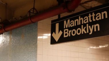New York metro istasyonu içi, Manhattan mesaj tabelası. Yeraltı metropolü. Birleşik Devletler metro nakliye navigasyonu. Bilgi levhası kamu yolcu tren yolu. Şehir merkezi ve Brooklyn yönü