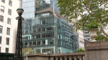 New York metro küresi, metro küre lambası. Metropolitan girişi, Manhattan. Kütüphane 'nin yanında 42 sokak, Bryant Park, Beşinci Cadde. Şehir merkezindeki toplu taşıma istasyonu girişi..