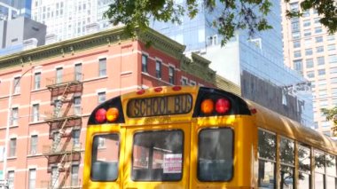 New York Manhattan caddesinde sarı okul otobüsü, şehir yolunda okul otobüsü kamyonu. Çocuk eğitim ve ulaşım, ABD. Amerikan okul servisi, 10 Avenue Chelsea kırmızı tuğlalı ev, Amerika Birleşik Devletleri.