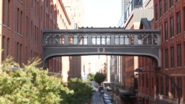 New York sokağı, Chelsea Market gökdeleni. Retro endüstriyel mimari, kırmızı tuğla bina. Amerikan tarihi yükseltilmiş gökyüzü köprüsü Manhattan tarihi simgesi, ABD. Köfteler bölgesi, High Line.