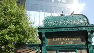 New York metrosu, Astor Place metro, yeşil demir kiosk. Metropolitan vintage giriş, halka açık yolcu taşımacılığı tarihi çıkış. NYC eski mimarisi, Manhattan, ABD.