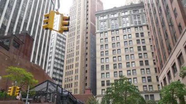 New York Şehri Su Sokağı kavşağı, sarı trafik ışığı, ulaşım yolu kavşağı, Birleşik Devletler. New York Aşağı Manhattan, şehir merkezindeki finans sektörü. Yükselen gökdelenler. Gouverneur Ln.