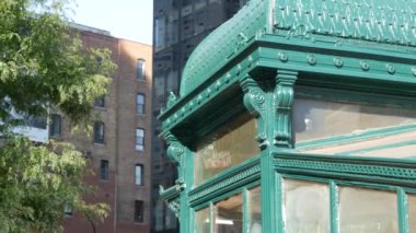 New York metrosu, Astor Place metro, yeşil demir kiosk. Metropolitan vintage giriş, halka açık yolcu taşımacılığı tarihi çıkış. NYC eski mimarisi, Manhattan, ABD.