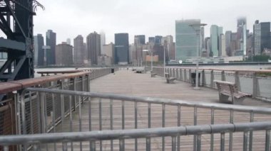 New York şehri kıyısı silueti, Manhattan şehir merkezi binaları, nehir kıyısındaki gökdelenler, doğu nehri suyu. Liman kenti manzarası, Gantry Plaza iskelesi, Long Island, Queens. Birleşik Devletler mimarisi.
