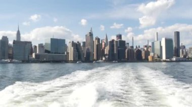 Feribottan New York City silueti. Manhattan şehir merkezinde, feribottan yükselen gökdelenler. Doğu nehri kıyısı manzarası, nehir kenarı mimarisi, ABD. Empire State, Chrysler Binası.