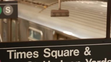 New York metro istasyonu içi, yeraltı metro platformu. Birleşik Devletler metro taşımacılığı. Demiryolu merkezi, yolcu trafiği kavşağı. Yazılı mesaj: Times Meydanı, Hudson Yards. Tren.