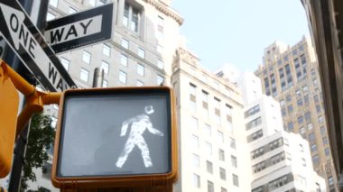 New York caddesi kavşağı, yaya sarı trafik ışığı, tek yönlü ulaşım yolu kavşağı. Mimarlık. Tek yönlü ok işareti. Manhattan şehir merkezi finans sektörü, ABD