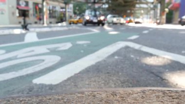 New York caddesinin yukarısında metro var. Metropolitan Köprüsü, Queens, Birleşik Devletler. Long Island metro hattı üzerinde, Birleşik Devletler. Tren yolu altında bir taksi. Sarı taksi, Queensboro..