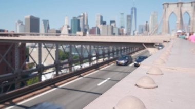 Arabalar Brooklyn Köprüsü 'nden Dumbo' ya. New York City Manhattan şehir merkezi silueti, finans bölgesi şehir manzarası. Dünya Ticaret Merkezi, Dünya Ticaret Merkezi gökdeleni. Yol trafiği ve mimari. İkonik simge, ABD seyahati