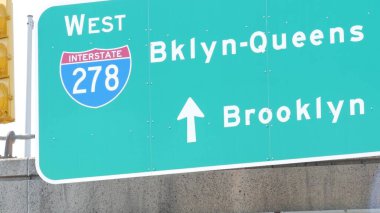 Brooklyn Queens otoyol tabelası, New York otoyolu tabelası, yeşil trafik yol işareti kalkanı, Birleşik Devletler ulaşım aracı.