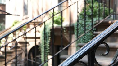 New York City konak binası, Brooklyn Heights yerleşim bölgesi, ABD. Brownstone şehir mimarisi, bağlı ev. Amerika Birleşik Devletleri emlak, Amerikan mülkü, New York 'ta apartmanlar ve evler.