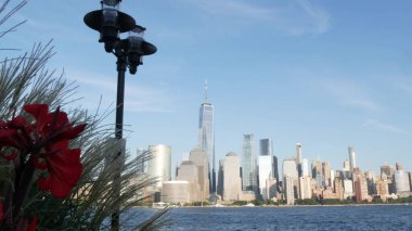 New York City rıhtımı, Manhattan şehir merkezi finans bölgesi, Dünya Ticaret Merkezi binası, nehir manzaralı gökdelenler. Paulus Hook, New Jersey 'den. Birleşik Devletler mimarisi. Hudson Nehri.