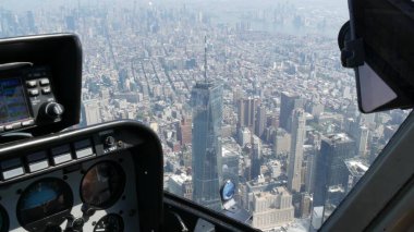 New York Şehri helikopter kabin uçuşu, ABD Manhattan üzerinde uçan helikopter kokpiti. Dünya Ticaret Merkezi Kulesi, şehir merkezi, Tribeca. Ekstrem turizm, ABD seyahati. Kamera titriyor. Kontrol paneli.