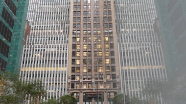 New York City Manhattan Midtown binası mimarisi, ABD 'de şehir sokağı. Broadway ve Bryant Park yakınlarındaki 42. Cadde 'de evleri olan evler, ABD' deki emlak mülkleri. Gerçeklik