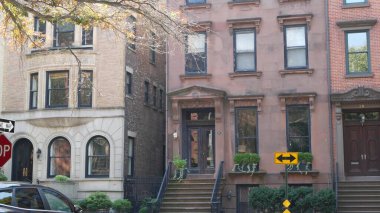 New York City konak binası, Brooklyn Heights yerleşim bölgesi, ABD. Brownstone şehir mimarisi, bağlı ev. Amerika Birleşik Devletleri emlak, Amerikan mülkü, New York 'ta apartmanlar ve evler.