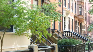 New York City konak binası, Brooklyn Heights yerleşim bölgesi, ABD. Brownstone şehir mimarisi, bağlı ev. Amerika Birleşik Devletleri emlak, Amerikan mülkü, New York 'ta apartmanlar ve evler.