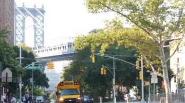 New York, Birleşik Devletler - 7 Eylül 2023: Sarı Okul Otobüsü, Manhattan Köprüsü, okul otobüsü kamyonu, şehir sokağı. Çocuk eğitimi ve Amerikan ulaşımı. Amerikan yerleşim bölgesi okul servisi.