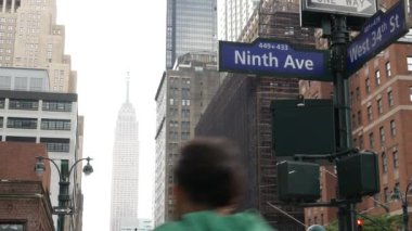 New York, ABD - 29 Ağustos 2023: sokak kavşağı tabelası. Empire State binası, Midtown bölgesi, Batı 34. Yükselen gökdelen mimarisi, 9. kavşak köşe yol işareti