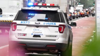 New York, ABD - 29 Ağustos 2023: Polis devriye arabası, ABD NYPD, Manhattan Midtown 34. caddedeki 911 aracı. New York 'taki Herald Meydanı' nda şehir trafiği..