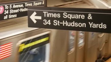 New York, Amerika Birleşik Devletleri - 29 Ağustos 2023: metro istasyonu içi, yeraltı metro platformu. Toplu taşıma. Demiryolu yolcu trafiği. Yazı işareti, Times Meydanı, Hudson Metrosu. Tren..