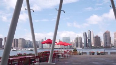New York, Amerika Birleşik Devletleri - 30 Ağustos 2023 Waterfront Skyline, Manhattan Midtown binaları, East River 'daki nehir manzaralı gökdelenler. Liman kenti manzarası, Hunters Point rıhtım kolonları, Long Island, Queens.