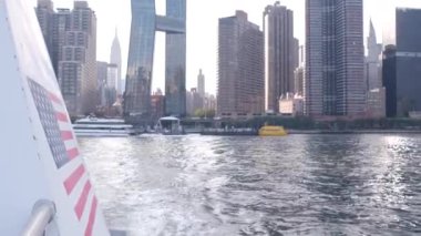 New York, ABD - 31 Ağustos 2023: feribottan Manhattan şehir merkezi silueti. Feribottan yükselen gökdelenler. Doğu nehri kıyısı manzarası, nehir kıyısındaki binalar suya yakın.