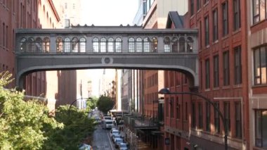 New York, Amerika Birleşik Devletleri - 1 Eylül 2023: Chelsea Market Skybridge. Endüstriyel mimari, kırmızı tuğla bina. Yükseltilmiş gökyüzü köprüsü, Manhattan simgesi, ABD. Köfteler sokağı, High Line..