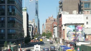 New York, ABD - 1 Eylül 2023 Hudson Yards şehir mimarisi, High Line, Chelsea, Manhattan Midtown Caddesi, 10. Araba trafiği. Duvar yazısı, Rahibe Teresa ve Mahatma Gandhi.