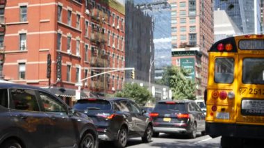 New York, ABD - 1 Eylül 2023: Sarı Okul Otobüsü, Manhattan Midtown Caddesi. ABD Çocuk Eğitimi. Chelsea Bulvarı 10 numaradaki Amerikan okul servisi. Ambulans acil sağlık aracı..