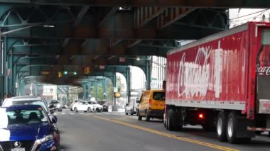 New York, Birleşik Devletler - 13 Eylül 2023 Coca-Cola kamyonu, sokağın üstündeki metro yükseltilmiş. Yolun üzerindeki Metropolitan Köprüsü, Queens. Long Island metro hattı. Coca Cola teslimatı, kola kamyonu, tren yolu.