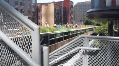 New York City, ABD - 1 Eylül 2023: High Line, Manhattan Midtown, ABD. İnsanlar parkta yürüyor. Bahçedeki yeşillikte gezinti. Amerikan sokak hayatı, Chelsea Hudson Yardları.