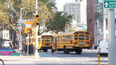 New York, ABD - 7 Eylül 2023: Manhattan Caddesi 'ndeki Sarı Okul Otobüsü, Çin Mahallesi' ndeki okul otobüsü. Çocuk eğitimi, ABD 'de ulaşım. Amerikan okul servisi. İnsanlar.