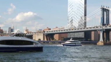 New York, Birleşik Devletler - 12 Eylül 2023: feribot ile şehir merkezi silueti. Manhattan Köprüsü. Feribottan gökdelen. Doğu nehri kıyısı manzarası, nehir kenarındaki binalar, ABD.
