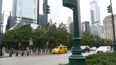 New York, Birleşik Devletler - 10 Eylül 2023 Manhattan Financial District caddesi kavşağı. Şehir trafiği. İnsanlar yayalar. Dünya Ticaret Merkezi. Sarı taksi..