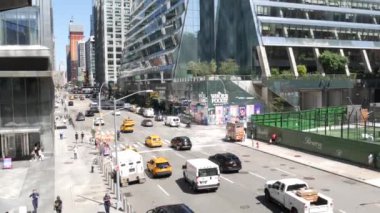 New York City, ABD - 1 Eylül 2023 Hudson Yards şehir mimarisi, Chelsea, Manhattan Midtown Caddesi, New York 10 Bulvarı. Amerikan binaları ve arabaları yolda trafik, sarı taksi.