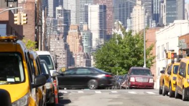 New York, Birleşik Devletler - 1 Eylül 2023: Queens caddesinde sarı taksi durakları. Long Island Bulvarı 'nda taksi. Madalyon taksi. Manhattan şehir merkezi siluet şehri. Yüksek binalar