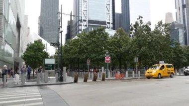 New York, Birleşik Devletler - 10 Eylül 2023 Manhattan Financial District caddesi kavşağı. Şehir trafiği. İnsanlar yayalar. Dünya Ticaret Merkezi. Sarı taksi..