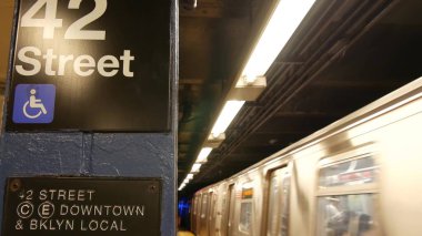 New York metro istasyonu içi, yeraltı metro platformu tabelası. Metro treni yolcu treni, toplu taşıma, Birleşik Devletler. Metin tabelası 42. Grand Central Terminali, Manhattan.