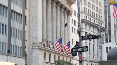 New York, Birleşik Devletler. Aşağı Manhattan Merkez Finans Bölgesi. Amerikan Wall Street. Borsa ve Broad köşe trafik levhası. Borsa, ABD Borsası. Kesişen yol.