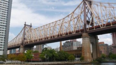 Feribottan New York City silueti. Queens 'e giden Queensboro köprüsü yakınlarında Manhattan' da. Feribottan yüksek mimari. East River nehir kıyısı mimarisi. Roosevelt Adası, ABD.