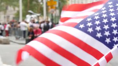 New York City Suçlama Boğa, Wall Street Borsa sembolü ABD. Aşağı Manhattan Merkez Finans Bölgesi, Birleşik Devletler. Broadway caddesinde Amerikan Bayrağı. Odaklanamayan turistler. Yer imi.