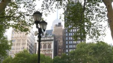 New York, Manhattan Midtown Bryant Parkı 42 sokak ve 5. Cadde köşesi, Birleşik Devletler. Amerika 'da NYC' nin simgesi. Parkın bahçesinde ağaçlar yeşillik. Binalar.