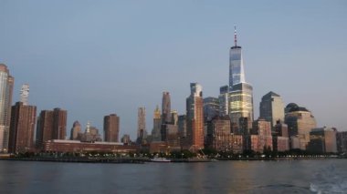 Feribottan New York City silueti. Manhattan şehir merkezinde. Feribottan Dünya Ticaret Merkezi gökdelenine. Hudson nehri kıyısı manzarası, nehir kıyısındaki binalar mimarisi, Finansal bölge, ABD.