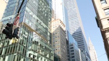 New York City Manhattan Midtown 42 sokak mimarisi. Chrysler binası, ikonik gökdelen, ABD. Amerikan şehir kulesi, Birleşik Devletler. 5. Cadde, Bryant Park, Kütüphane yakınlarında.